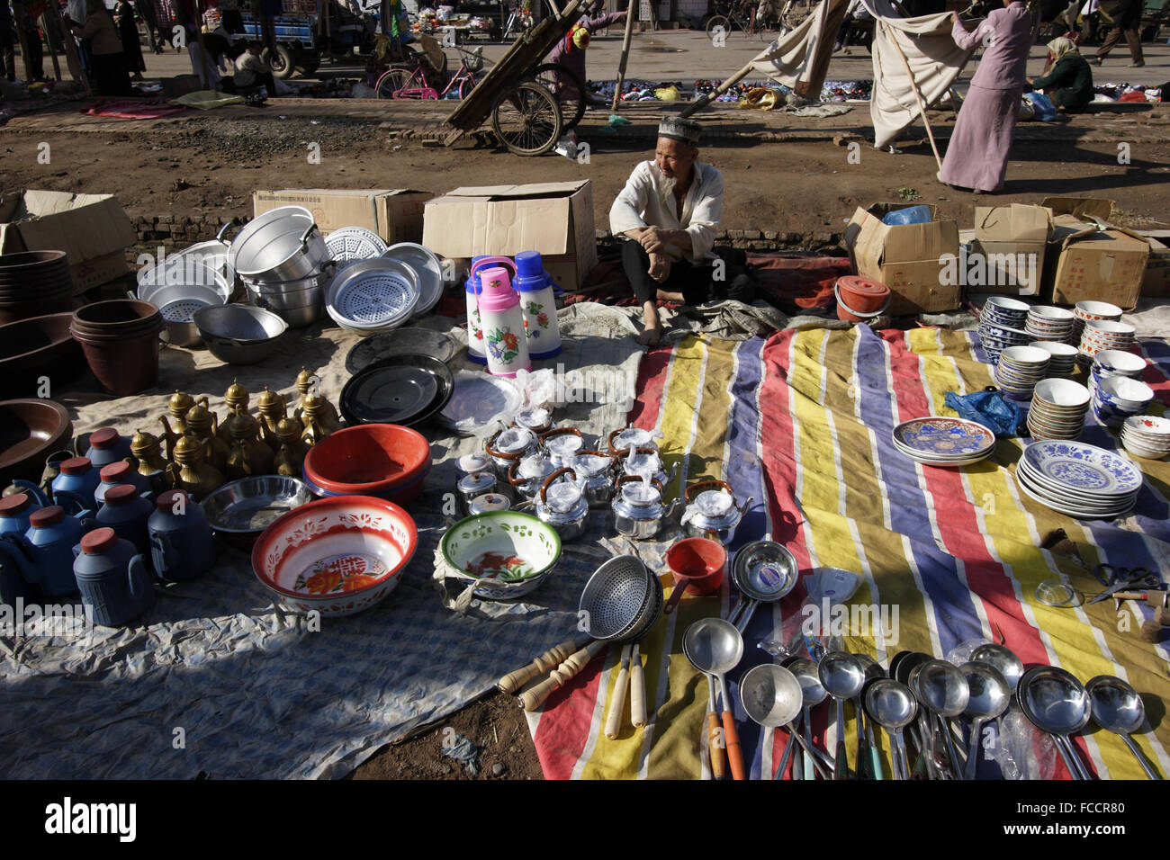 Geschirr zum Verkauf in Sonntagsmarkt von Kashgar. Kashgar, Provinz Xinjiang, China Stockfoto