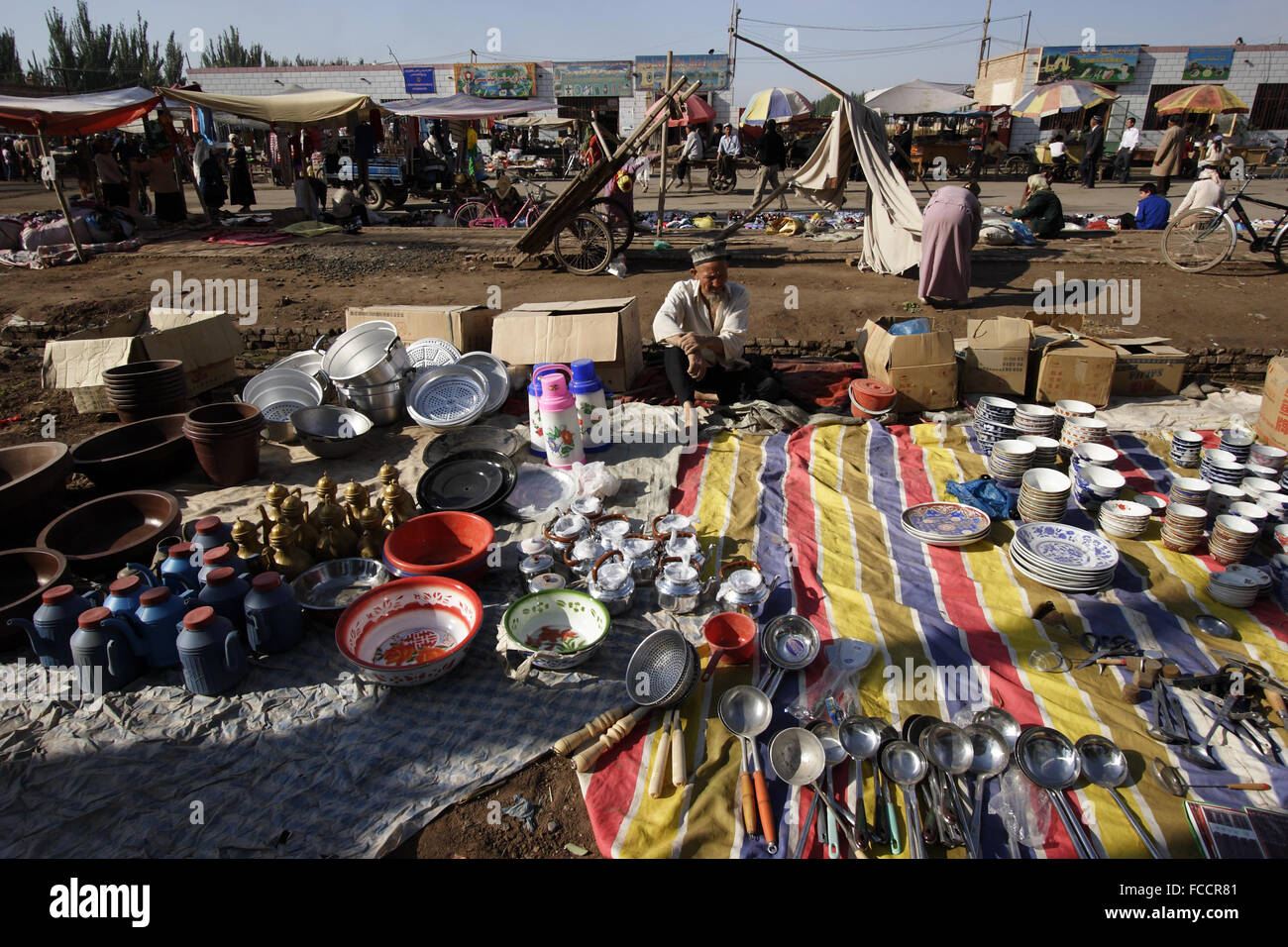Geschirr zum Verkauf in Sonntagsmarkt von Kashgar. Kashgar, Provinz Xinjiang, China Stockfoto
