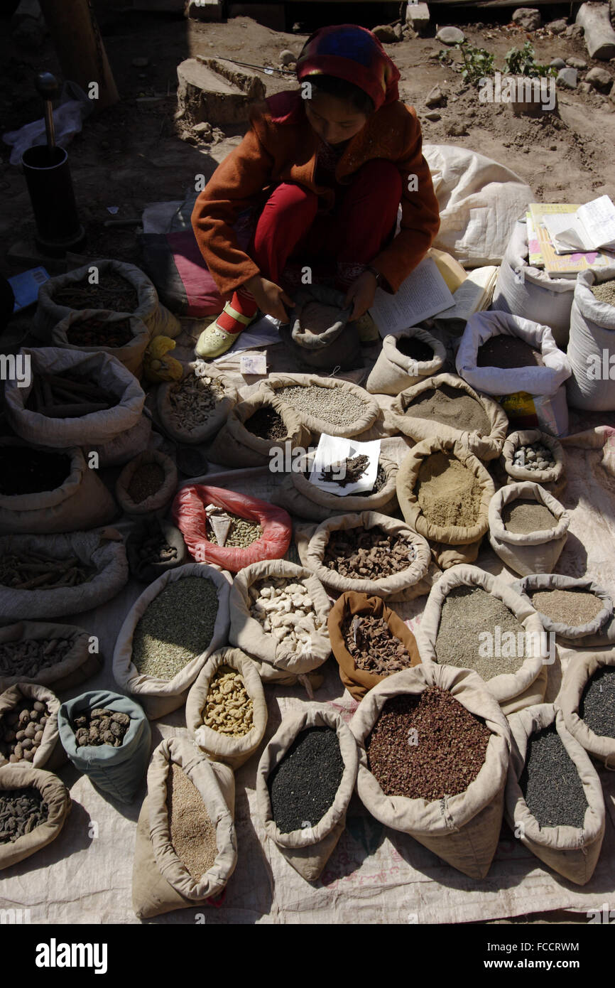 Gewürze zum Verkauf in Sonntagsmarkt von Kashgar. Kashgar, Provinz Xinjiang, China Stockfoto