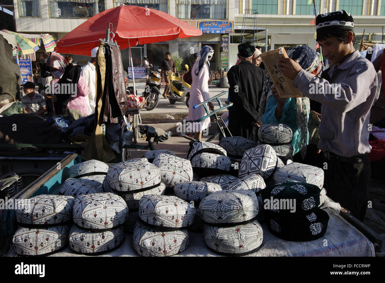 Die Uyghur Doppa Cap für Verkauf in Sonntagsmarkt von Kashgar. Kashgar, Provinz Xinjiang, China Stockfoto