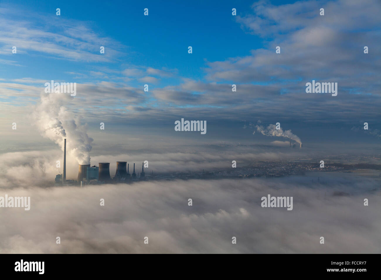 Luft, Boden Nebel, niedrige Wolken RWE Power erneuert, Kohle-Kraftwerk in der Winter-Licht, Temperatur-Umkehrung Stockfoto