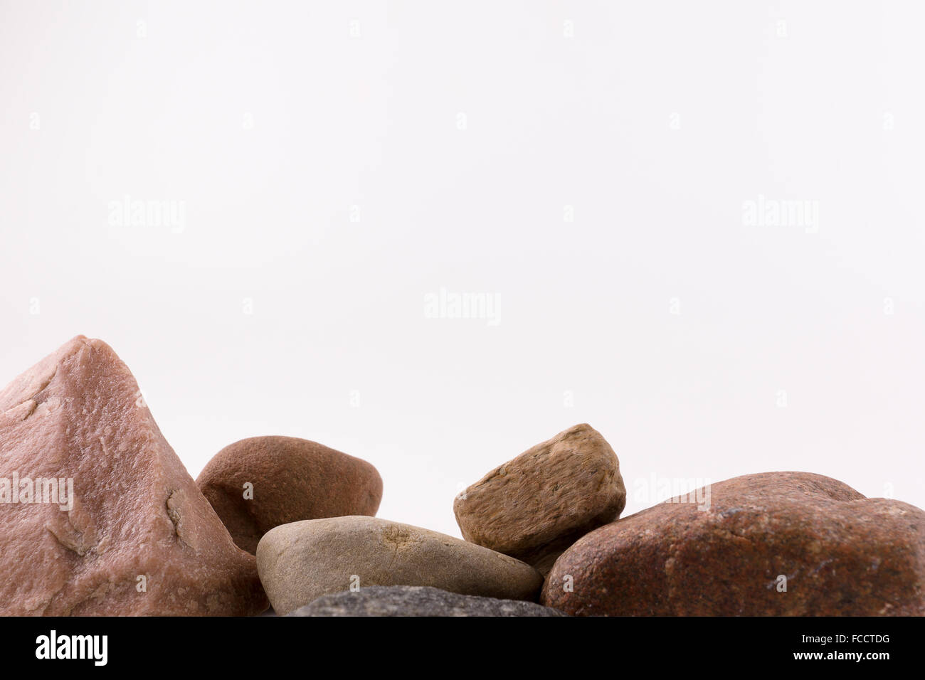 langen Reihe von Steinen auf weißem Hintergrund Stockfoto