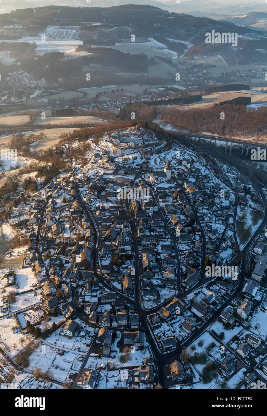 Luftaufnahme, Eversberg mit Schlossberg und Kirche Eversberg, Burg Eversberg im Morgenlicht, Meschede, Sauerland, Stockfoto