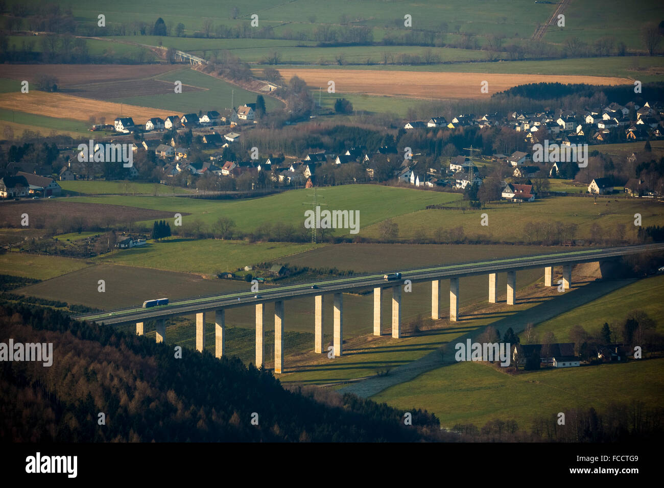 Luftaufnahme, Autobahn A46 Brücke Langenbruch Meschede-Stockhausen, Meschede, Sauerland, Nord Rhein Westfalen, Deutschland, Stockfoto