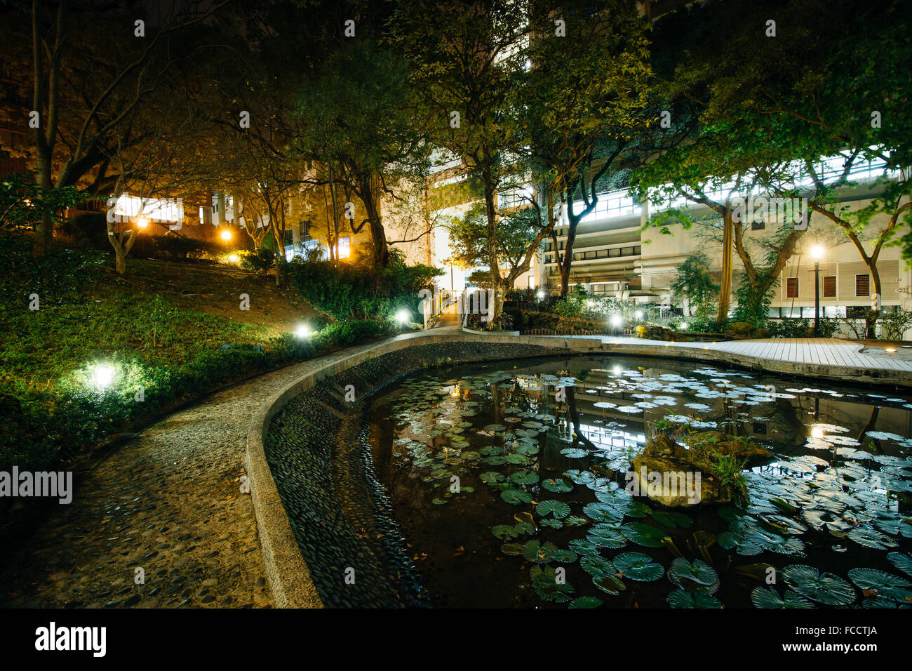 Kleinen Teich und moderne Gebäude in der Nacht, von der Hong Kong University in Hong Kong, Hong Kong. Stockfoto