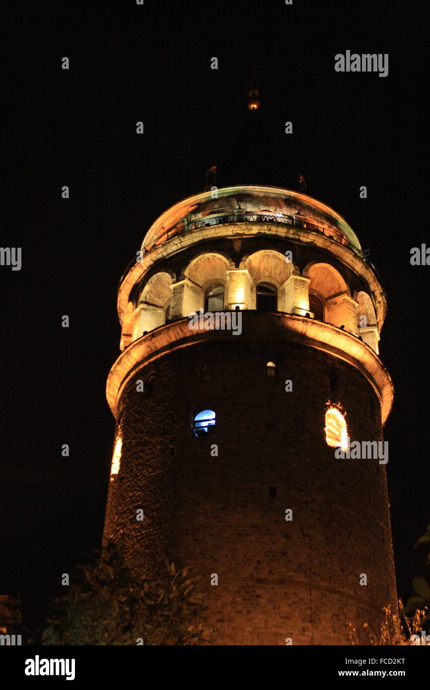 In der Nacht beleuchteten Turm Stockfoto
