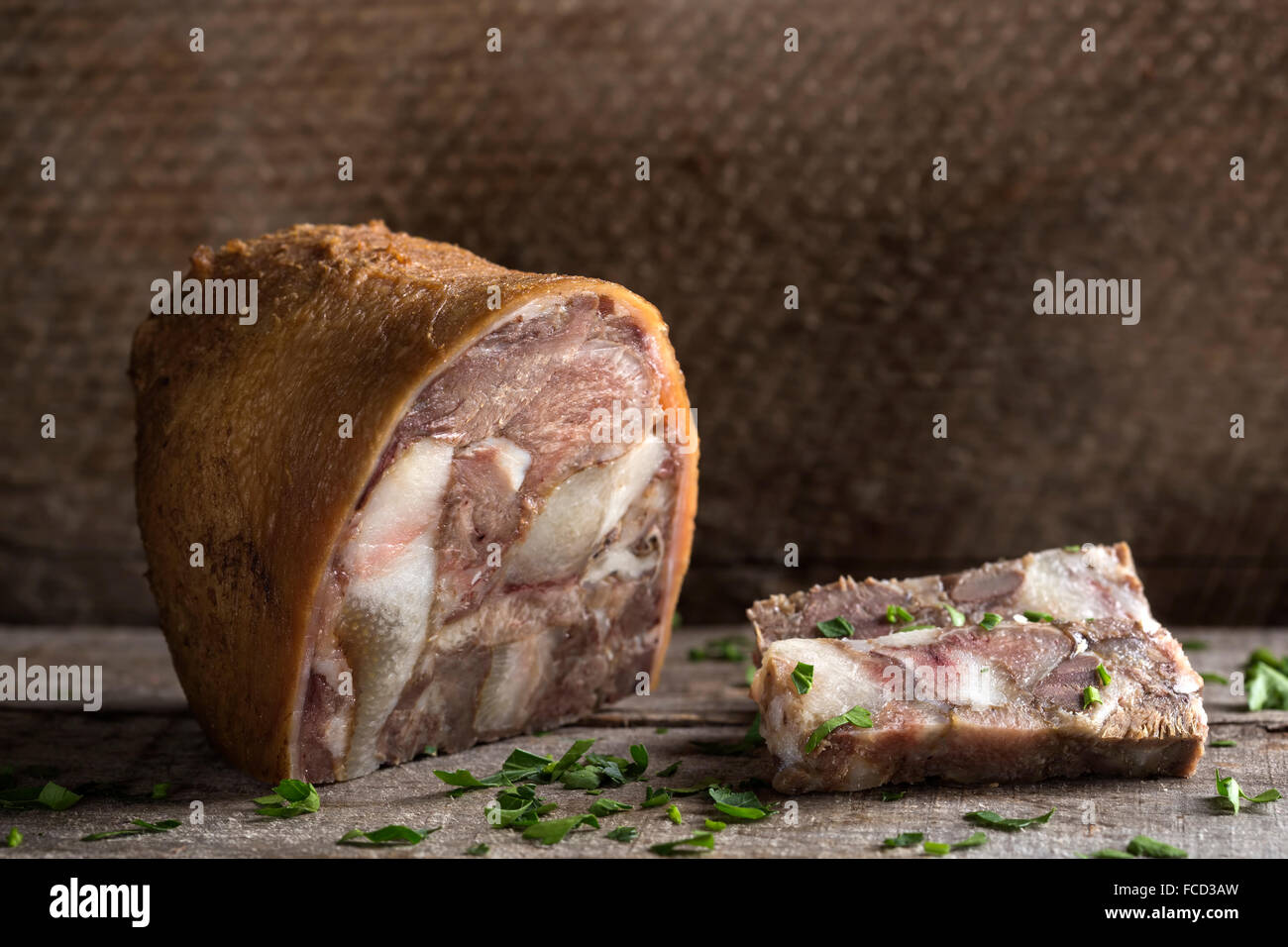 Traditionelle rumänische Speisen - Schweinefleisch Sülze auf Holztisch Stockfoto