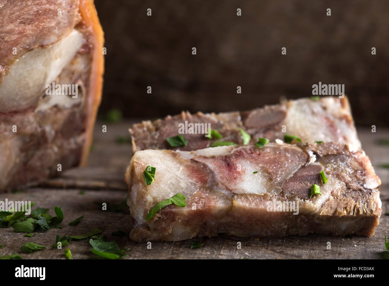 Traditionelle rumänische Speisen - Schweinefleisch Sülze auf Holztisch Stockfoto