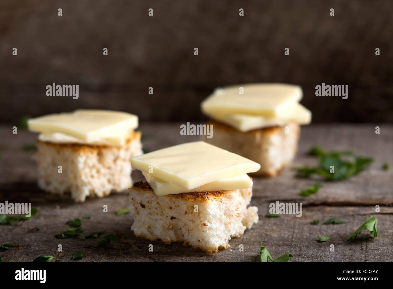 Vorspeise mit Käse auf einem Holztisch, selektiven Fokus Stockfoto