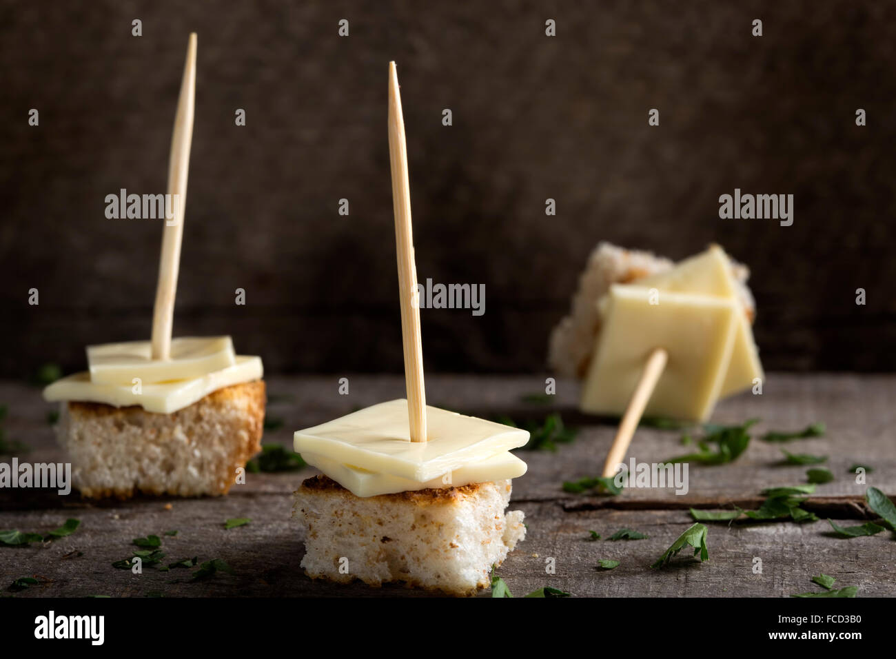 Vorspeise mit Käse auf einem Holztisch, selektiven Fokus Stockfoto