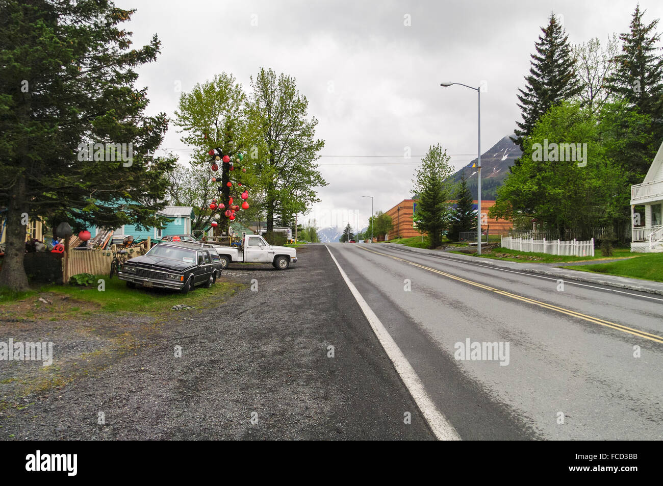 Blick entlang der Fourth Avenue, der Hauptstraße der Innenstadt von Seward, Alaska, USA. Stockfoto