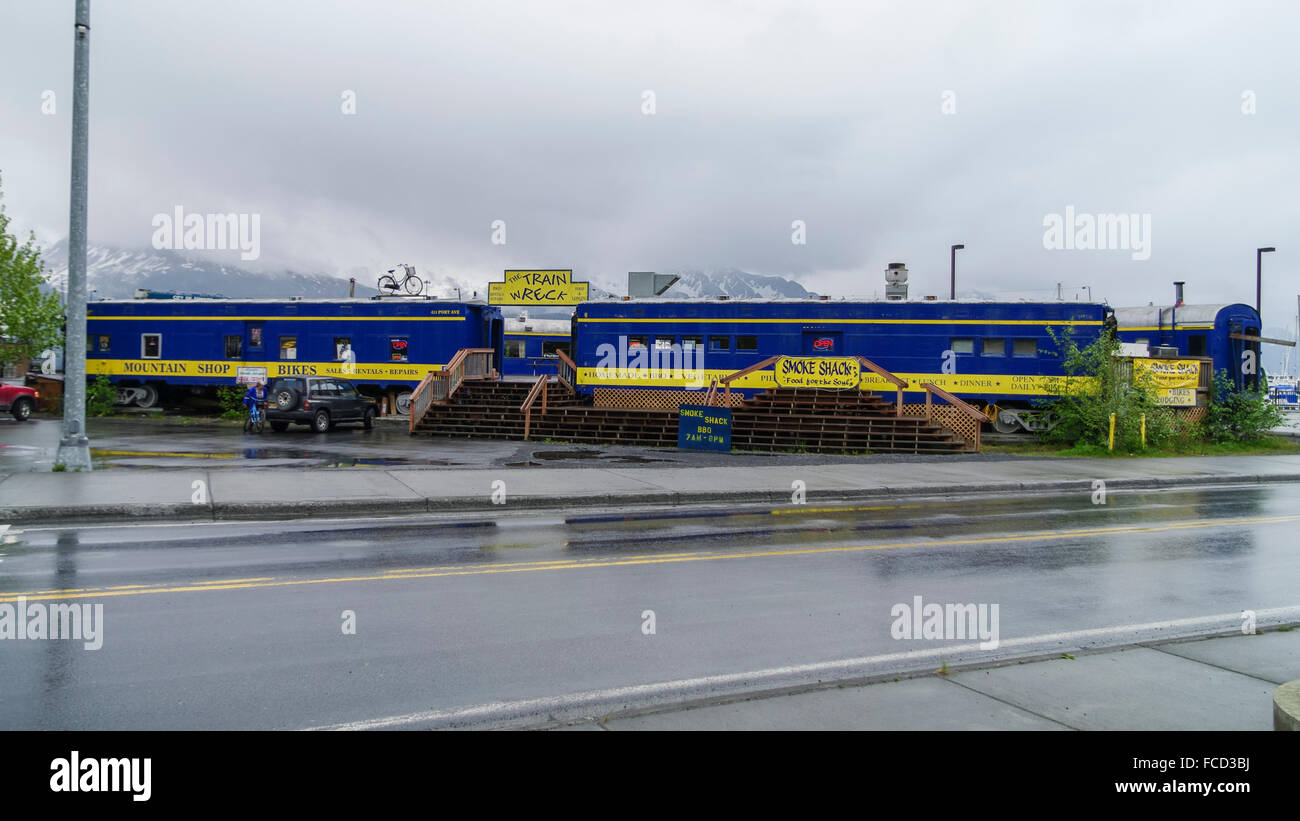 Das Zugunglück in Seward, Alaska, Vereinigte Staaten von Amerika. Alten Alaska Railroad Trainer als kleine Geschäfte und ein Restaurant. Stockfoto
