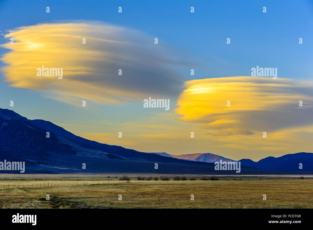 Linsenförmige Wolken über Bridgeport Valley, Kalifornien Stockfoto