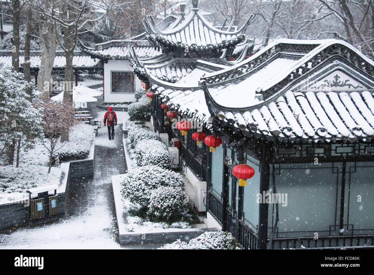 Yangzhou, China Jiangsu Provinz. 21. Januar 2016. Ein Mann geht im Schnee in Yangzhou Stadt, Ost-China Jiangsu Provinz, 21. Januar 2016. © Shi Huajian/Xinhua/Alamy Live-Nachrichten Stockfoto