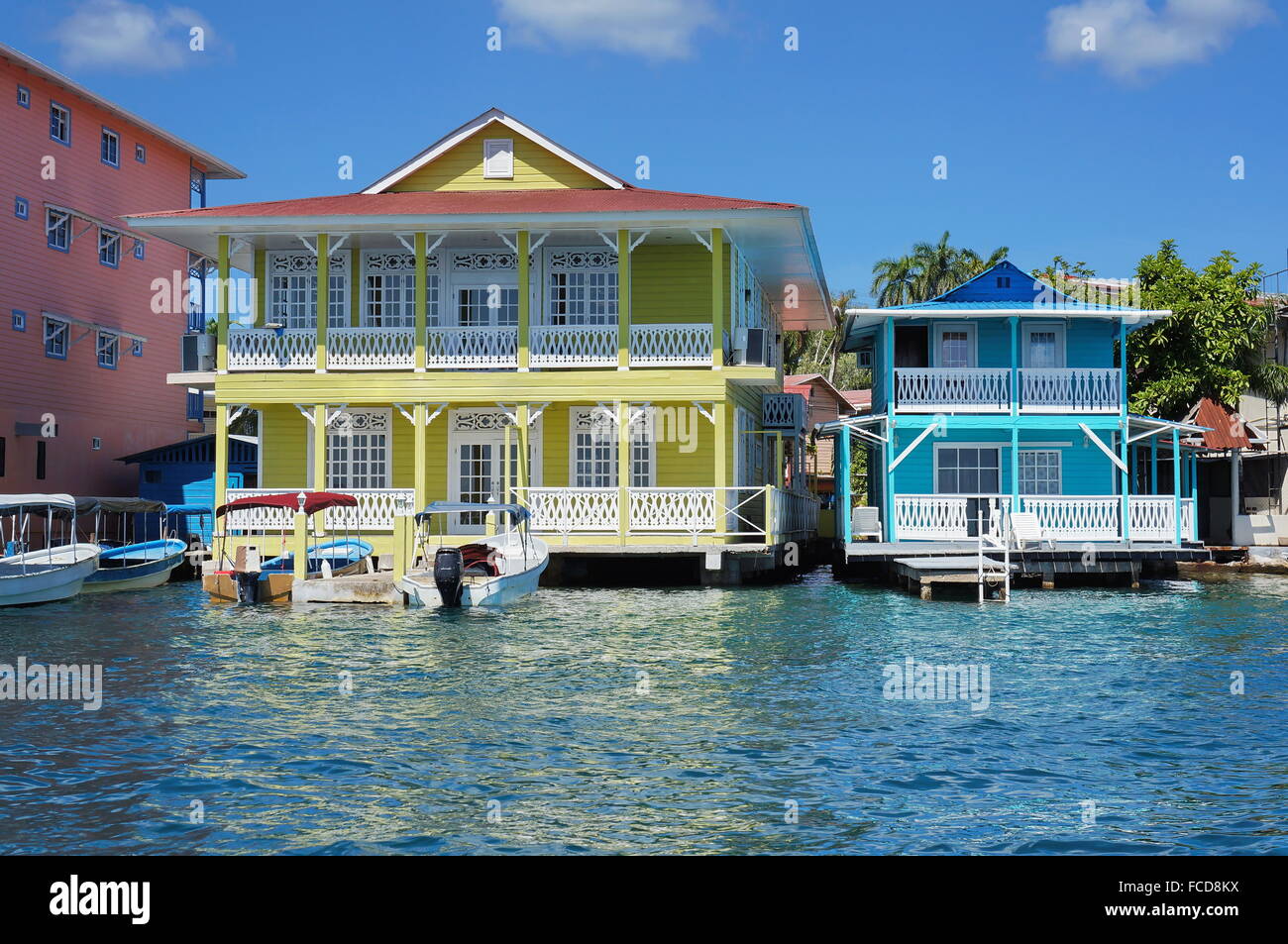 Typische karibische kolonialen Häuser über dem Wasser mit Booten am Dock, Panama, Mittelamerika Stockfoto