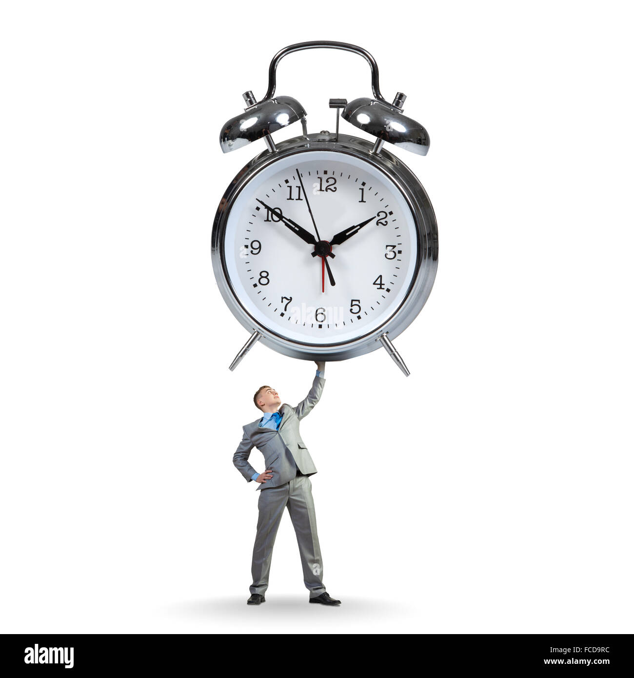 Starke Jungunternehmer riesige Wecker über Kopf heben Stockfoto