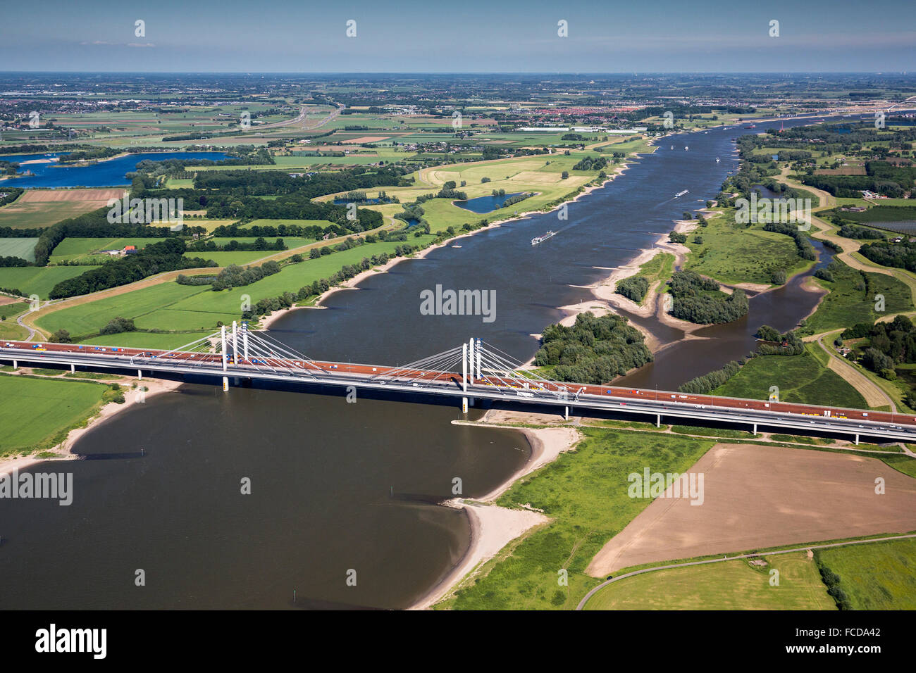 Niederlande, Nijmegen, Fluss Waal. Neue Brücke De Oversteek genannt. Projektraum für den Fluss. Luftbild Stockfoto