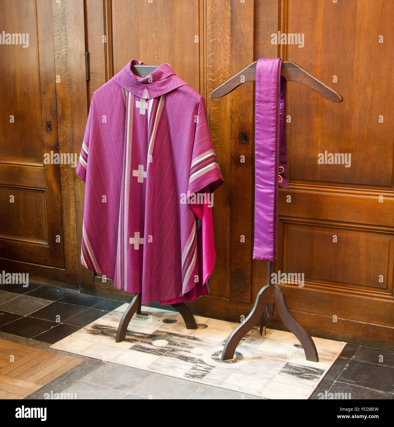Alten lila Kleidung der katholischen bisshop Stockfoto