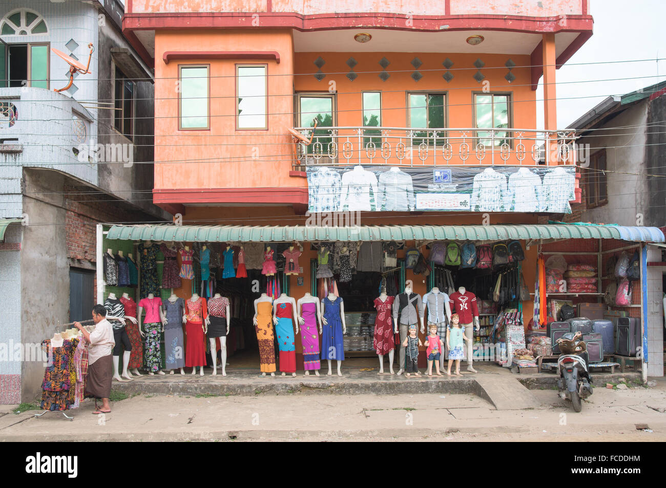 Bewahren Sie vor einem Bekleidungsgeschäft in Myeik, südlichen Myanmar. Stockfoto