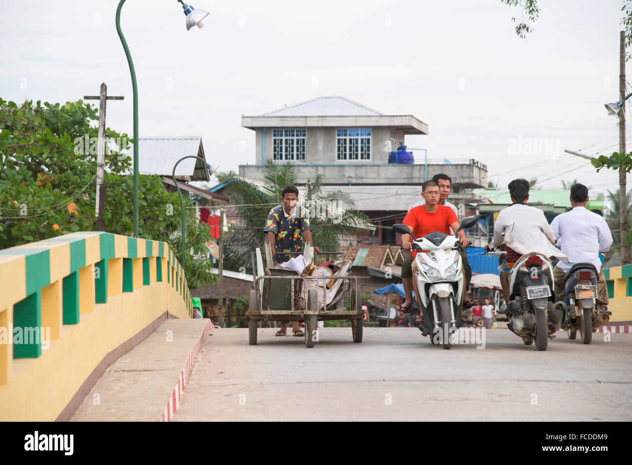 Motorräder, die über eine Brücke in die Stadt Myeik, südlichen Myanmar. Stockfoto