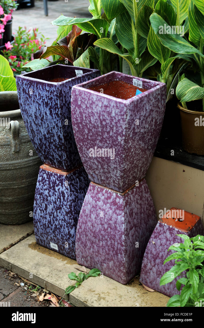 Schöne Terrakotta-Töpfe zum Verkauf an Gärtnerei Stockfoto