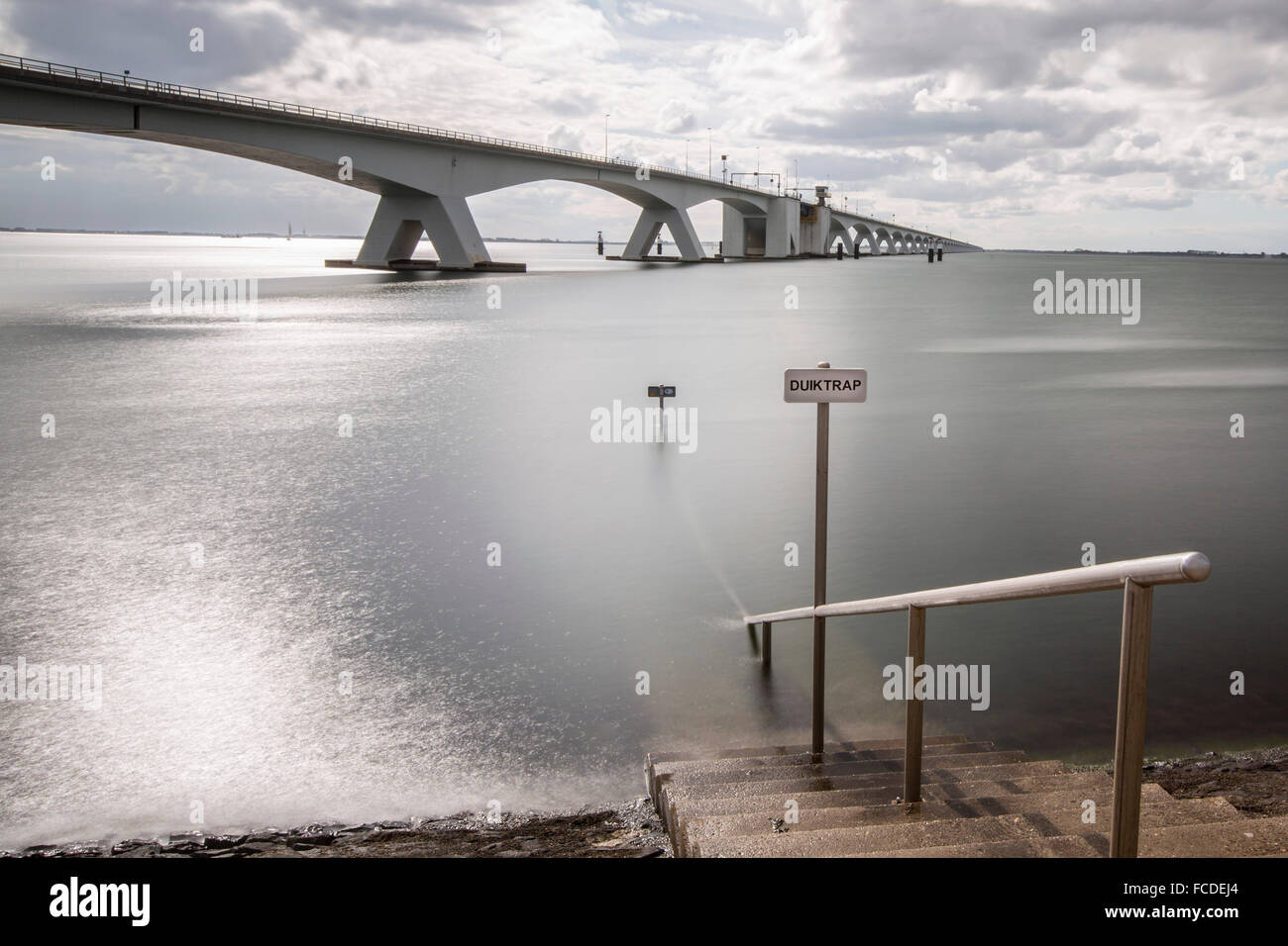 Niederlande, Zierikzee, Zeeland-Brücke. Oosterschelde-Mündung. Schouwen-Duiveland und Noord-Beveland. Langzeitbelichtung Stockfoto