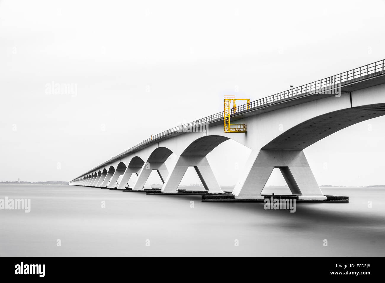 Niederlande, Zierikzee, Zeeland-Brücke. Oosterschelde-Mündung. Schouwen-Duiveland und Noord-Beveland. Langzeitbelichtung Stockfoto