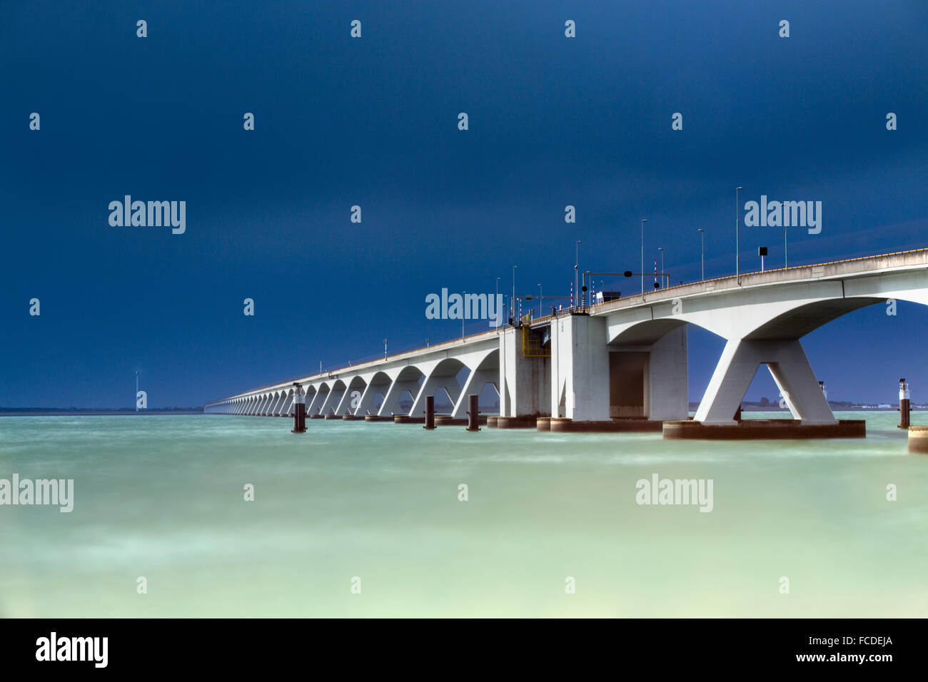 Niederlande, Zierikzee, Zeeland-Brücke. Oosterschelde-Mündung. Schouwen-Duiveland und Noord-Beveland. Langzeitbelichtung Stockfoto