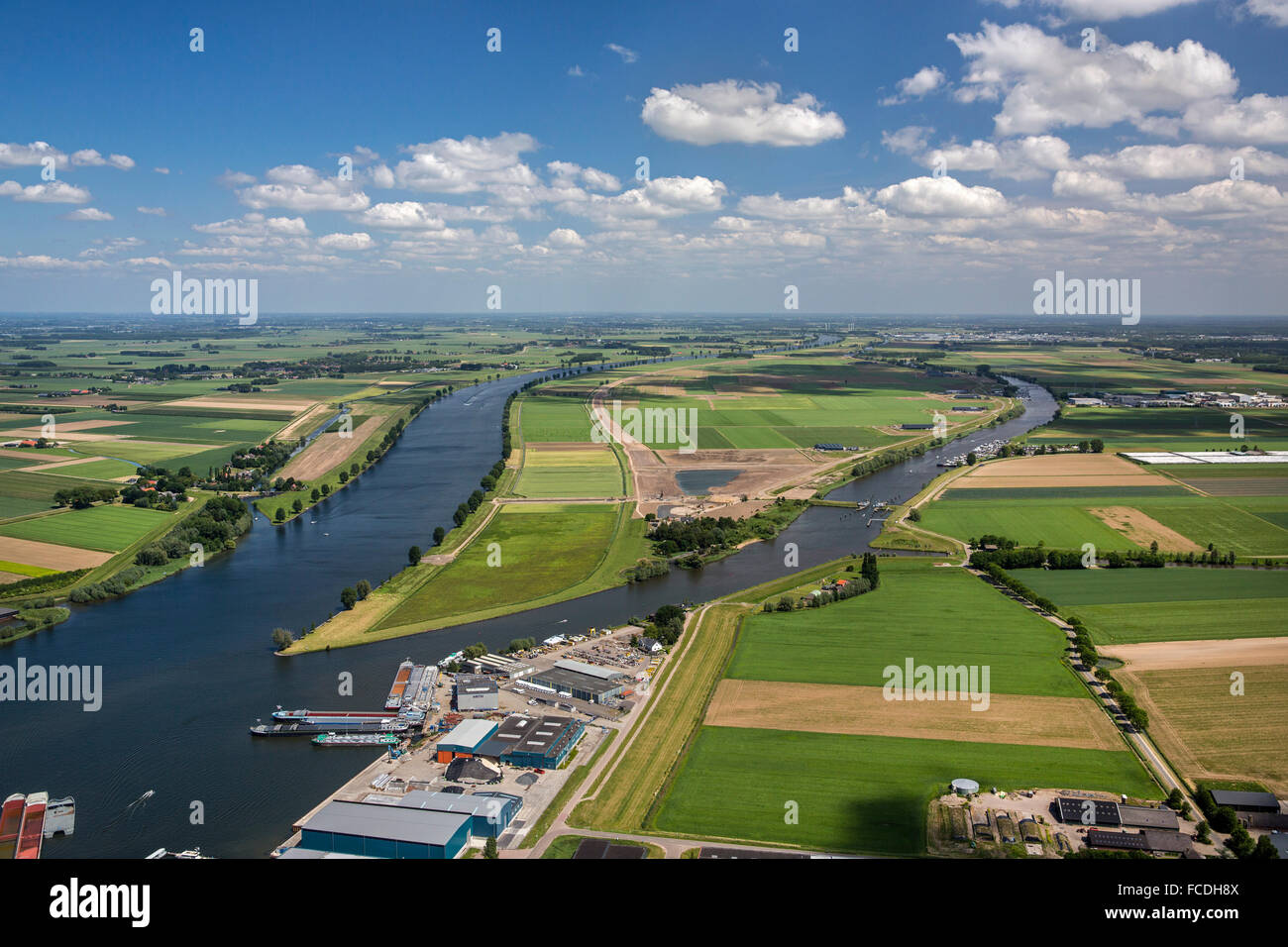 Niederlande, Waspik in der Nähe von Waalwijk. Overdiepse Polder, Raum für den Fluss-Projekt. Bauernhöfe-Umbau auf Dämmen. Luftbild Stockfoto
