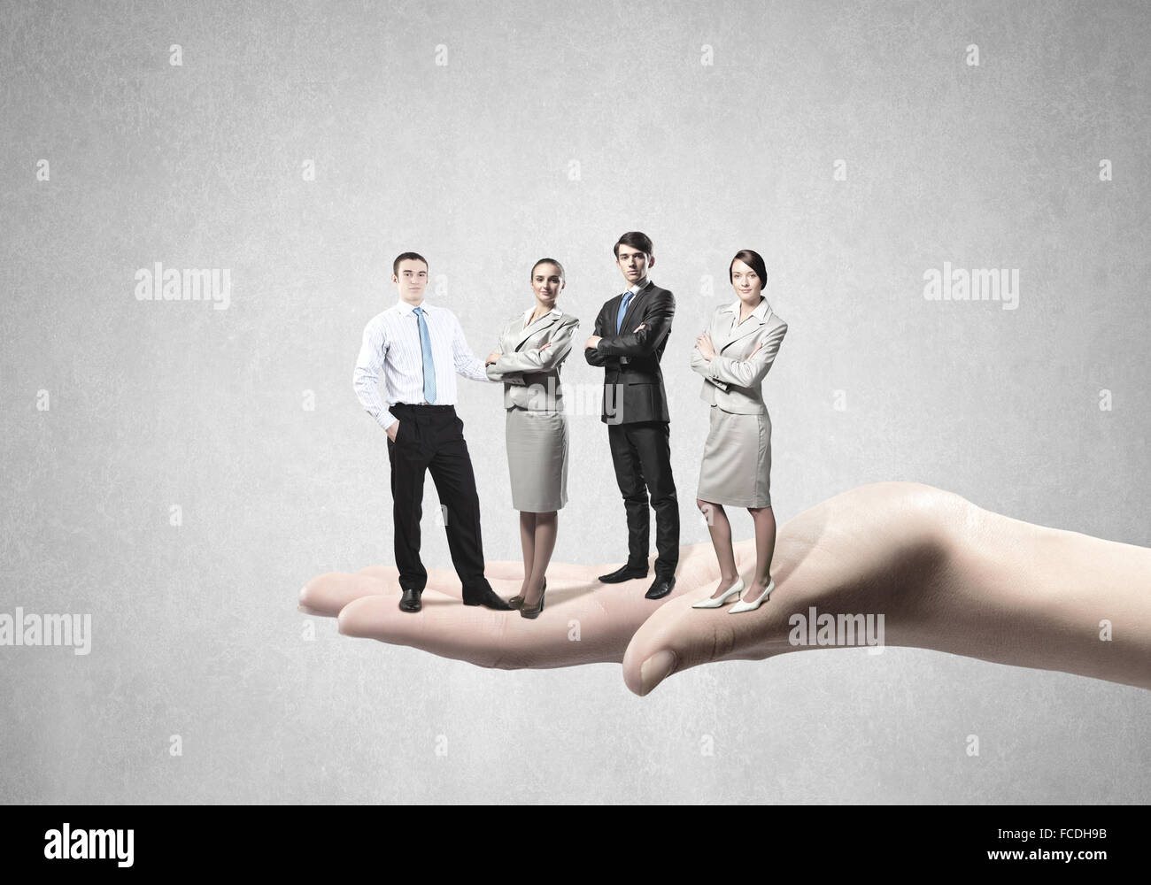 Business-Leute verschiedener Berufe stehen auf palm Stockfoto