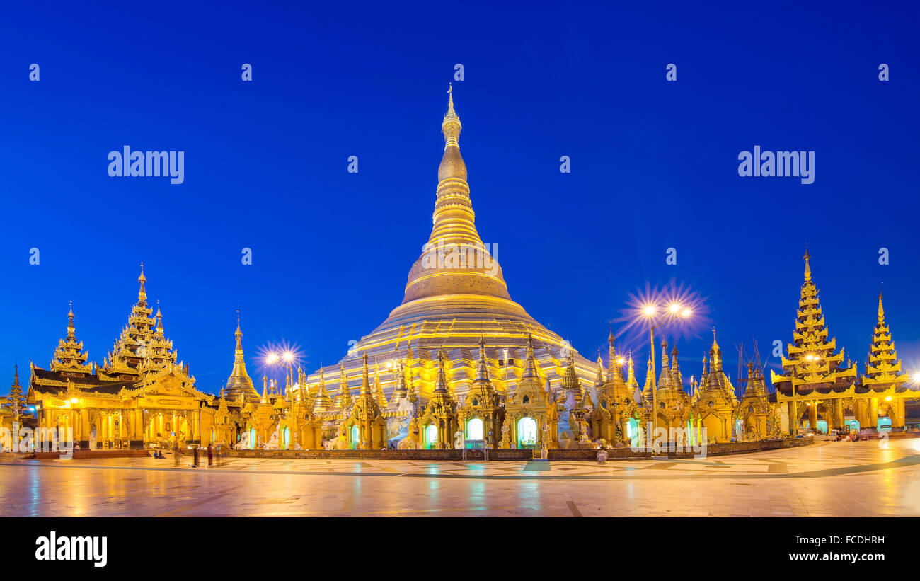 Yangon, Myanmar Ansicht der Shwedagon-Pagode in der Nacht. Stockfoto