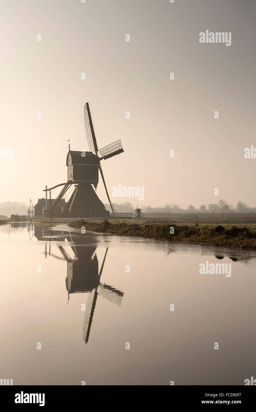 Niederlande, Vlist, Windmühle Pumpwasser von Polder in Gürtel-Kanal. Winter Stockfoto