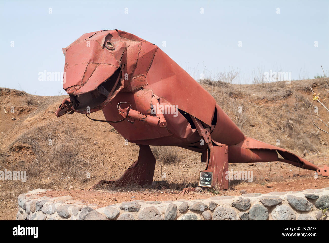 Dinosaurier-Statue von Metallteilen, Schrott Militär militärische Gedenkstätte, Mount Bental, Golanhöhen, Israel Stockfoto