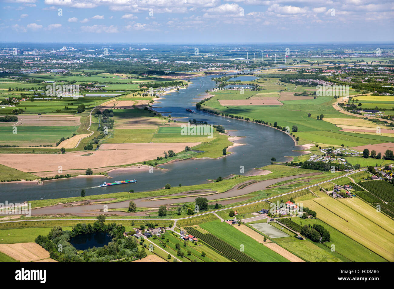 Niederlande, Lexmond, Frachtboot im Fluss Lek. Luftbild Stockfoto