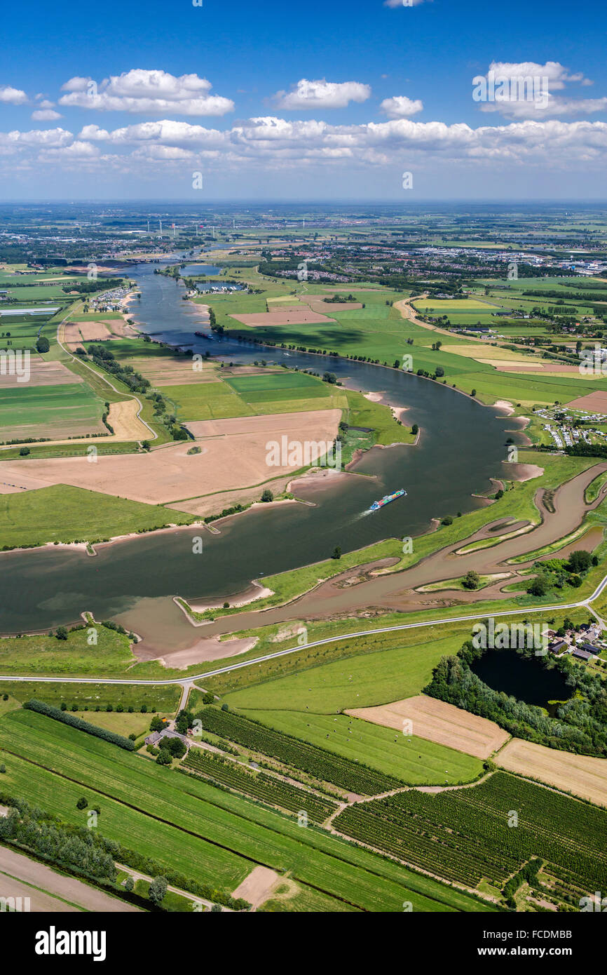 Niederlande, Lexmond, Frachtboot im Fluss Lek. Luftbild Stockfoto