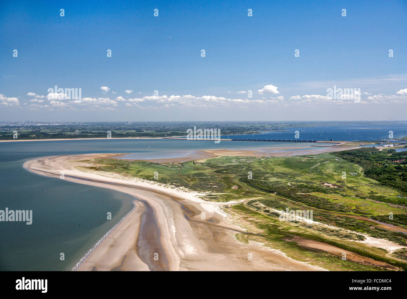 Niederlande, Stellendam, Naturschutzgebiet namens Kwade Hoek. Hintergrund Haringvlietdam, Zugehörigkeit zu den Deltawerken. Luftbild Stockfoto