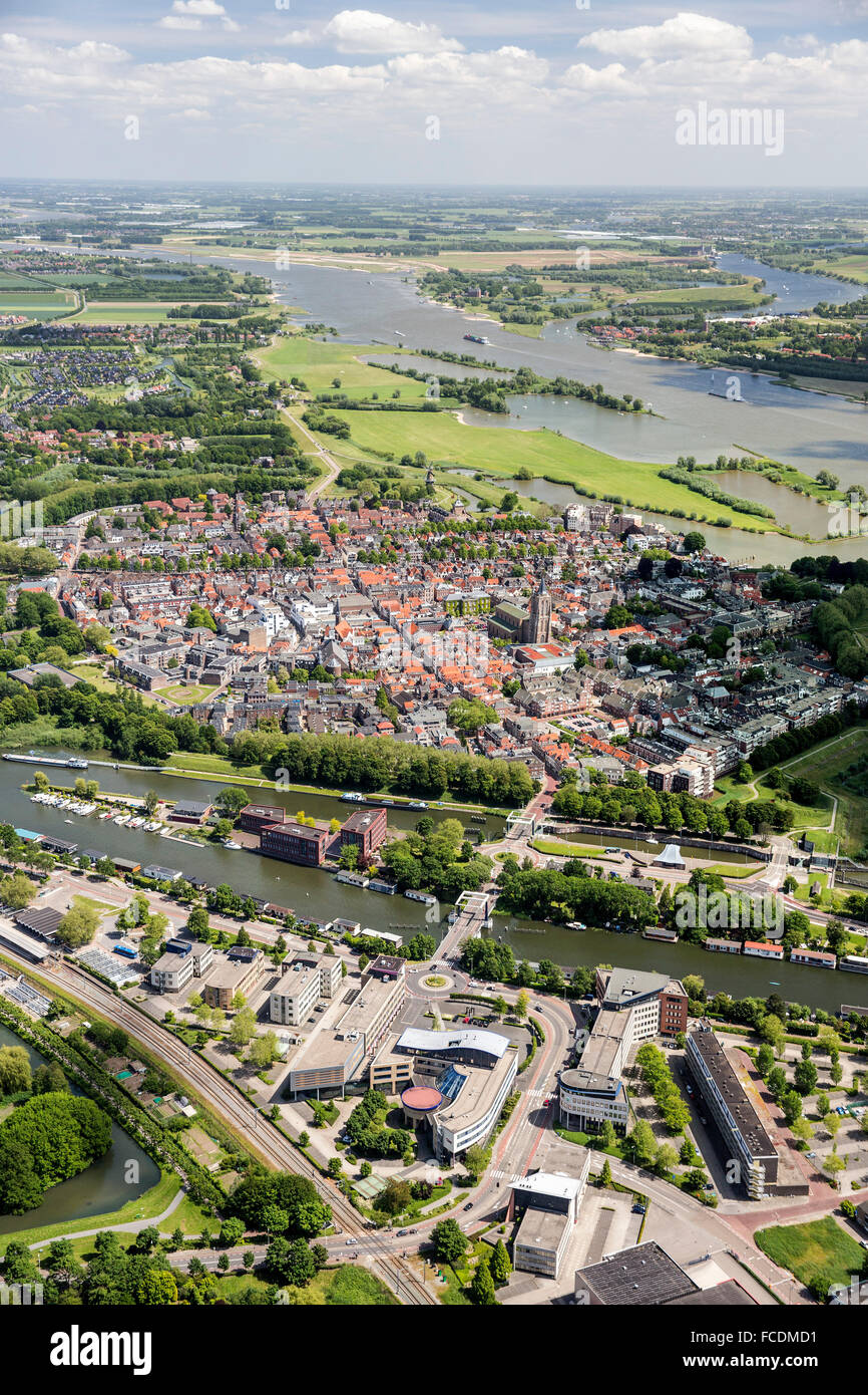 Niederlande, Gorinchem, Zentrum, nahe Fluss namens Boven Merwede. Luftbild Stockfoto