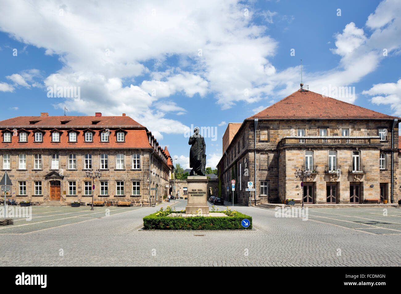 Stadthaus und Bayreuth Stadthalle mit Jean-Paul-Denkmal, Jean-Paul-Platz, Bayreuth, Upper Franconia, Bayern, Deutschland Stockfoto