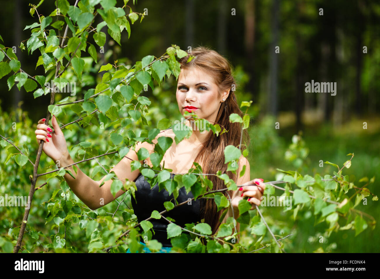 Porträt eines Mädchens in einem Frühlingswald. Stockfoto