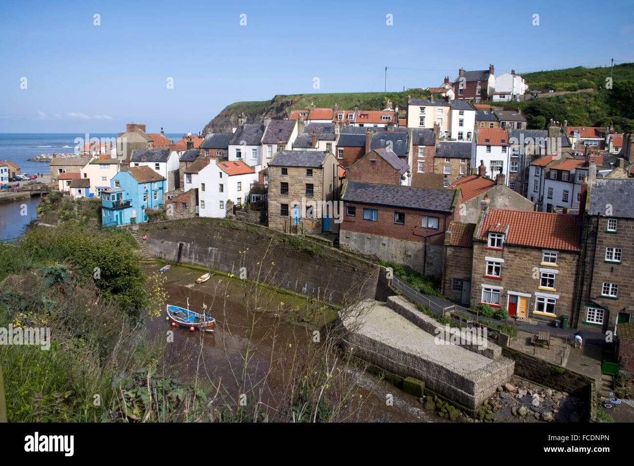 Malerisches Fischerdorf auf dem Seeweg in Staithes Yorkshire Stockfoto