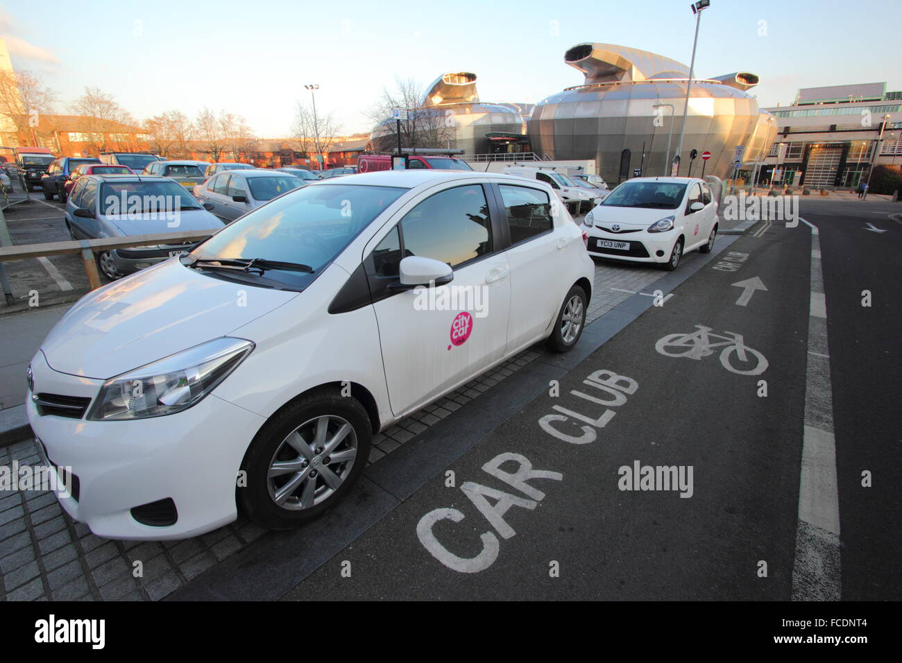 City Car Club Fahrzeuge geparkt in einem dafür vorgesehenen Parkplatz im Stadtzentrum von Sheffield, Yorkshire, England - Januar 2016 Stockfoto