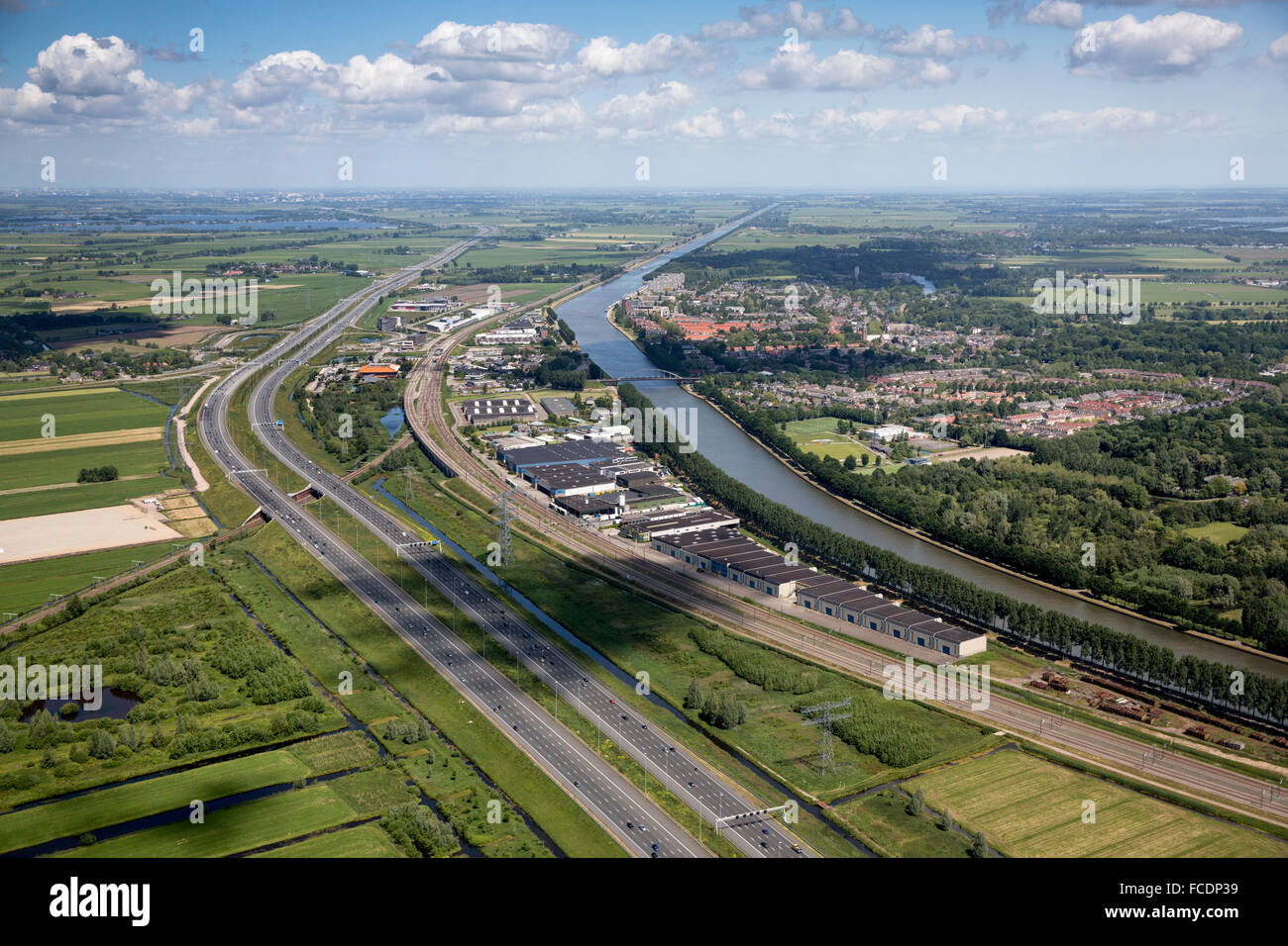 Niederlande, Breukelen, Luftaufnahme der A2 Autobahn, Industriegebiet und Kanal genannt Amsterdam-Rijn Kanaal Stockfoto