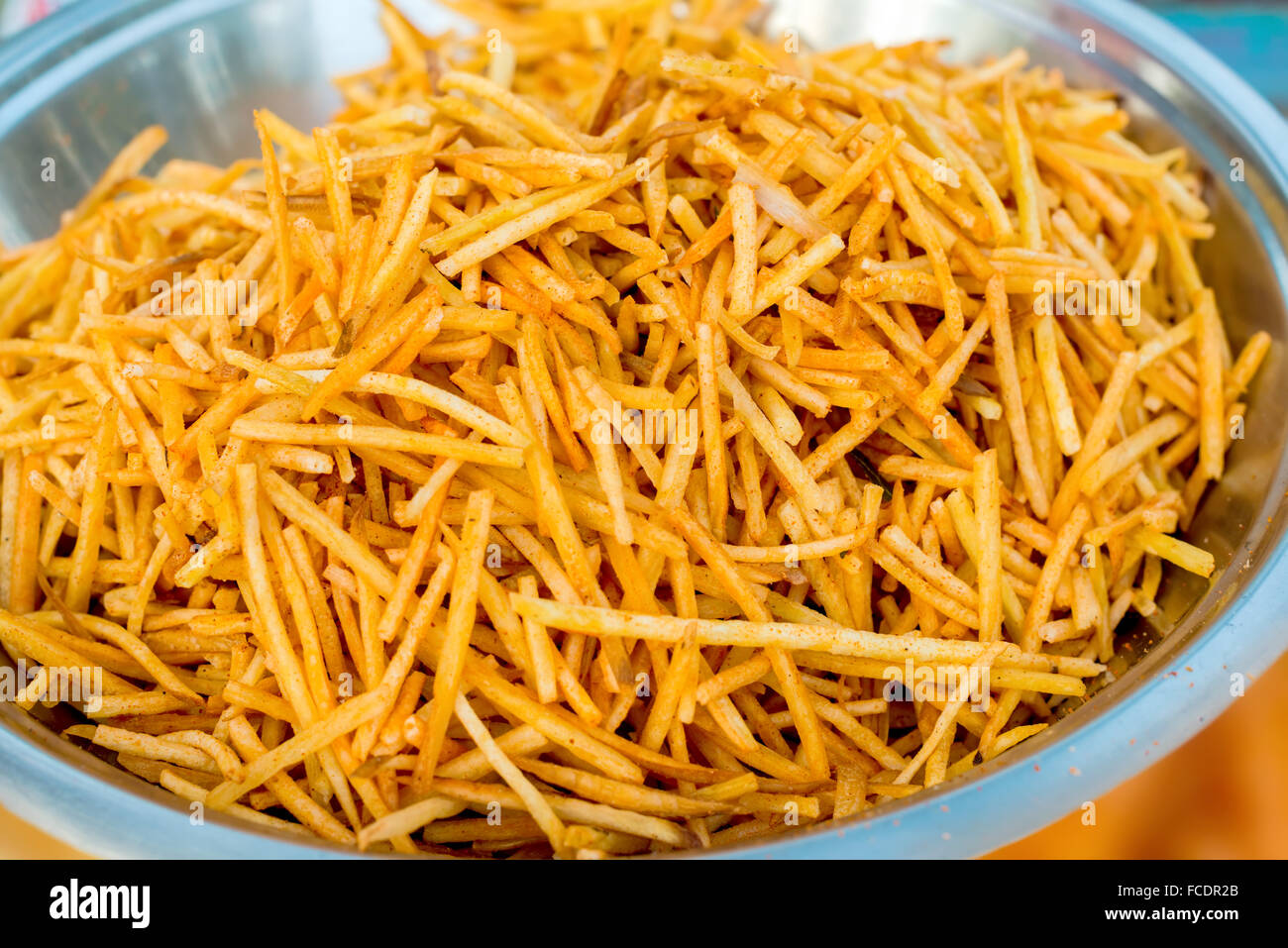 würzigen Pommes Fast-Food Snack im Gericht aus Indien Stockfoto