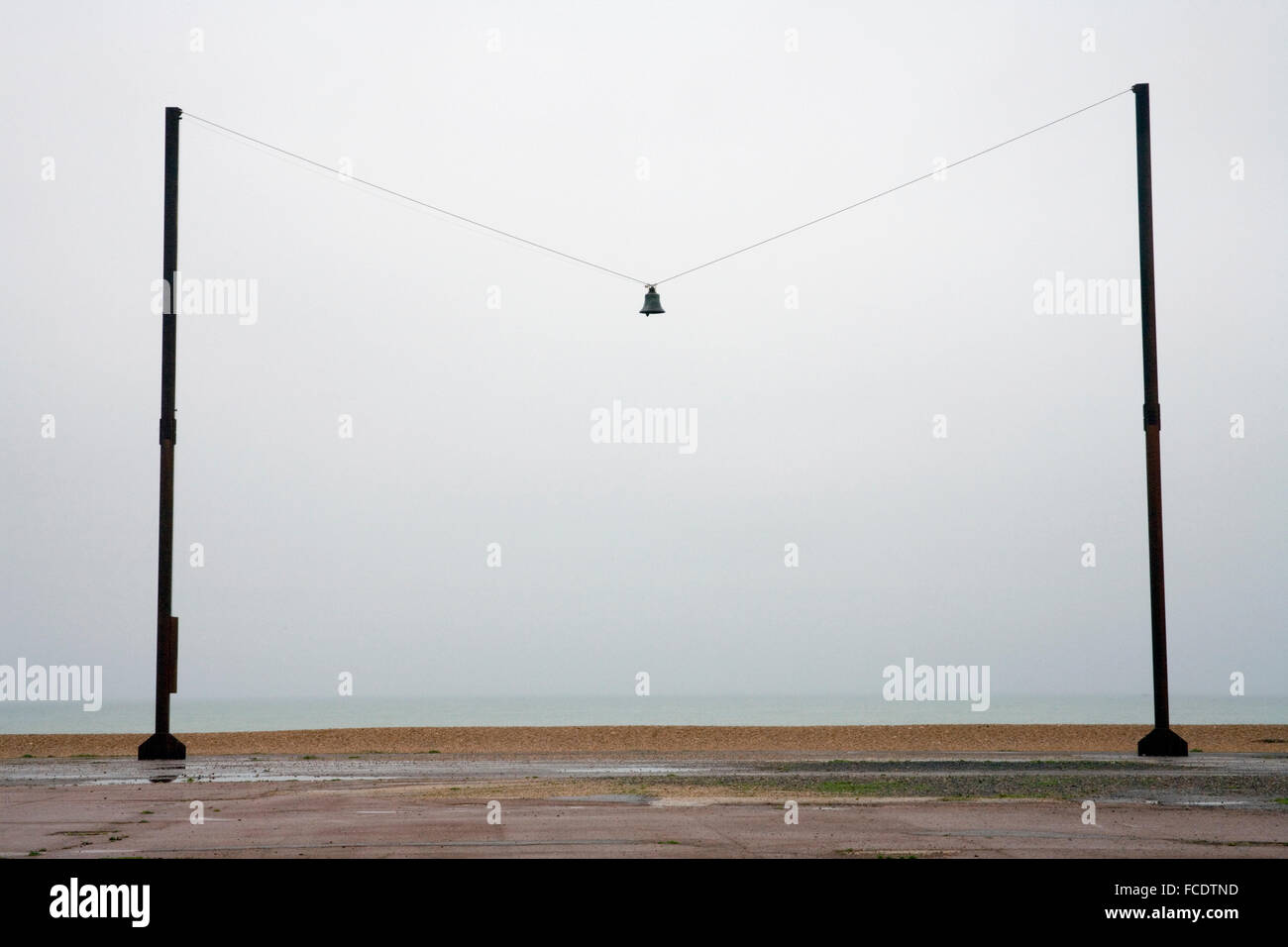 Glocke hängen zwischen zwei Pfosten am Strand in Folkestone Stockfoto