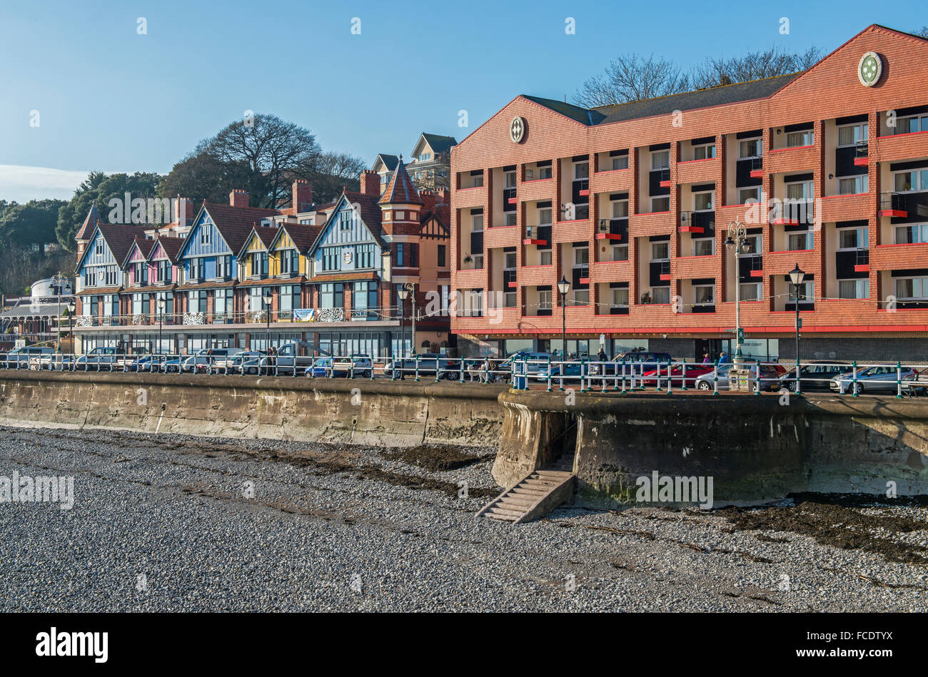 Penarth Esplanade im Süden Wales als von Penarth Pier, an einem sonnigen Wintertag betrachtet Stockfoto