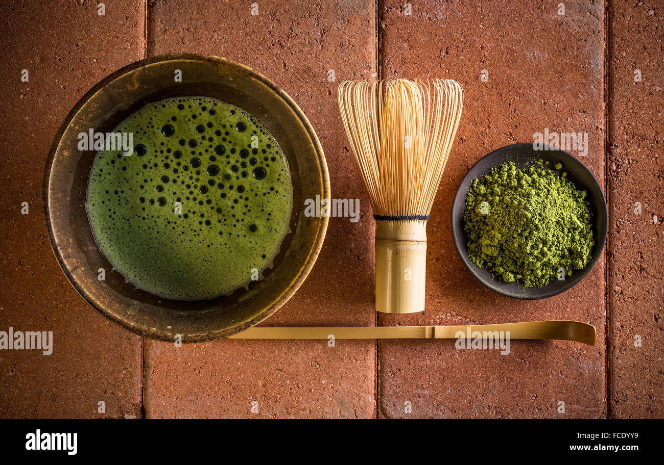 Japanische Teezeremonie Einstellung, Matcha Tee, Pulver und Utensilien Stockfoto