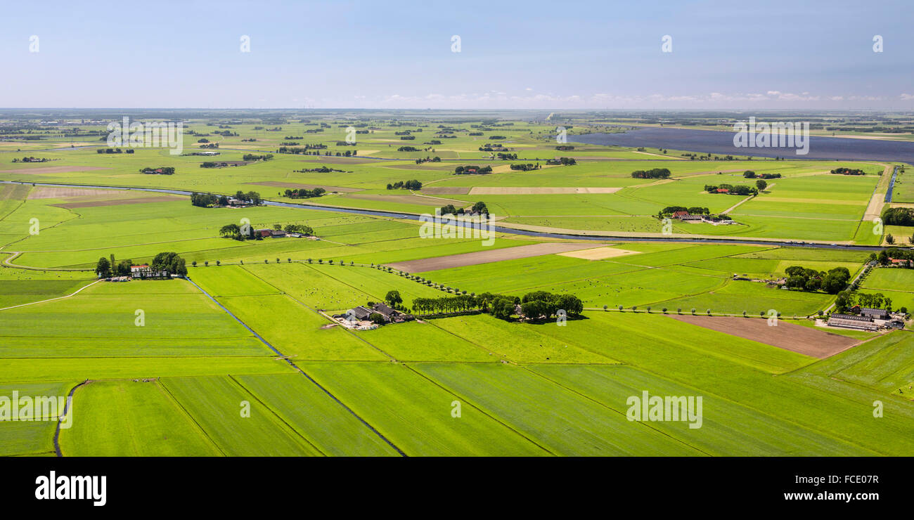 Niederlande, IJsselmuiden, Hügel der IJssel Fluss. Ackerland und Bauernhöfen. Luftbild Stockfoto