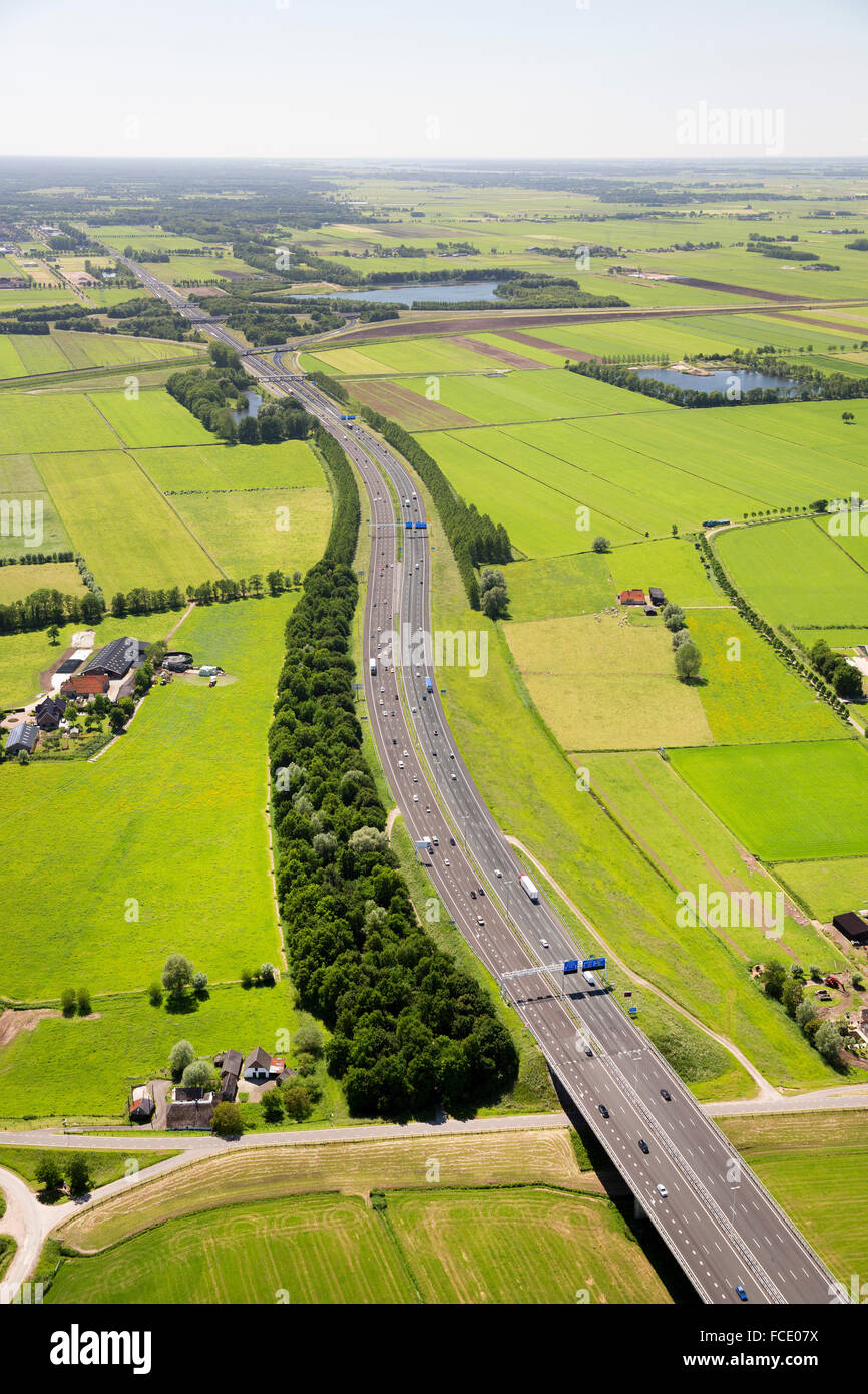 Niederlande, Zwolle, A50 Autobahn. Luftbild Stockfoto