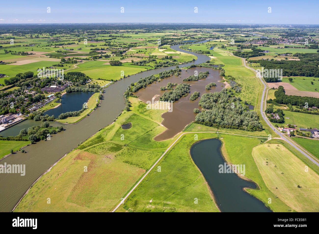 Niederlande, Olst, IJssel Fluss. Auen. Luftbild Stockfoto
