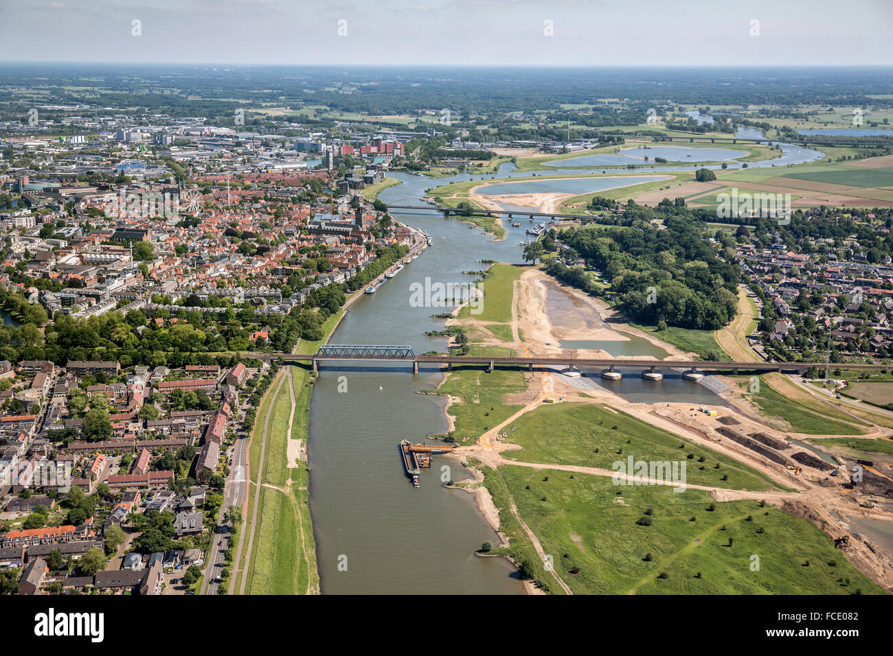 Niederlande, Deventer, IJssel Fluss. Raum für den Fluss-Projekt. Auen zu vergrößern. Luftbild Stockfoto